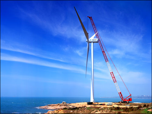 QUY500在福建龍源風電場準備吊裝由閩電二建承建的，目前國內更大的2兆瓦風力發(fā)電機安裝工程.jpg